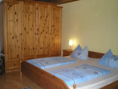 Schlafzimmer mit zusätzl Hochbett und Schlafcouch