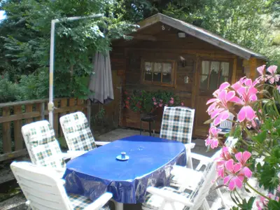 Große Terrasse mit Gartenhaus, Grill und Gartenmöbeln