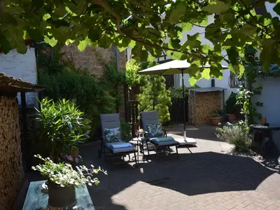 Mediterraner Innenhof mit Sonnenliegen