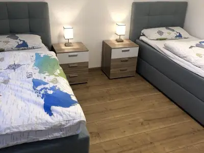 Schlafzimmer mit zwei Einzelbetten