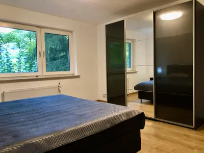 Schlafzimmer mit Doppelbett und Kleiderschrank