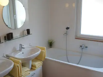 Chalet Olympia-Bad mit Badewanne1