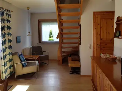 Wohnzimmer mit Treppe zum Dachgeschoss