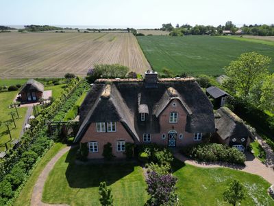 Das Ferienhaus Friesenrose erstreckt sich über die gesamte linke Haushälfte.