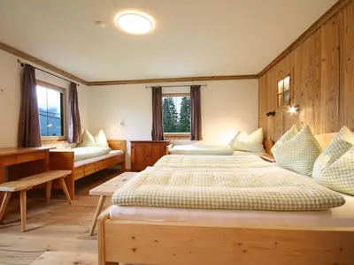 Schlafzimmer mit Doppelbett und 2 Einzelbetten