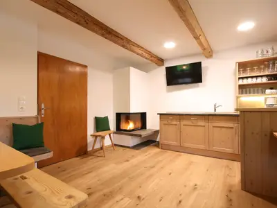 Stube mit Kamin und TV