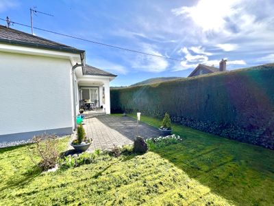 Kleine Terrasse im Garten perfekt zum Grillen