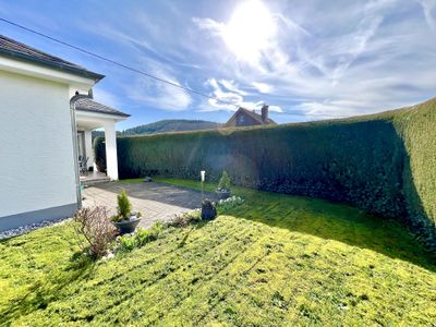 Kleine Terrasse im Garten perfekt zum Grillen