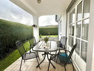 Überdachte Terrasse & Blick in den Garten