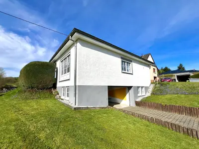 Hausrückseite und Einfahrt zur Garage