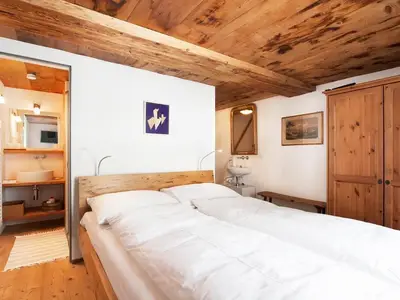 Schlafzimmer, mit Bad, Dusche, Lavabo und Toilette