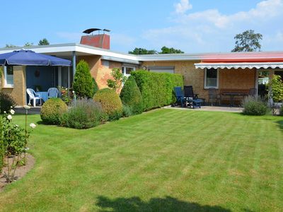 Sonnenterrasse mit Blick in den Garten