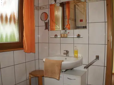 Bad mit Dusche und WC