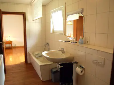 Badezimmer mit Badewanne u. WC