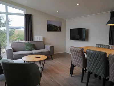 Wohnzimmer mit Sofa und Fernseher