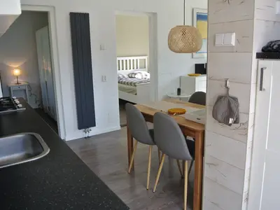 Küche mit Blick auf Essbereich