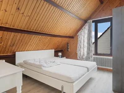 Schlafzimmer mit Doppelbett