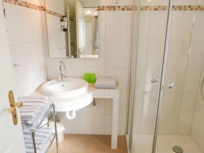 Dusche und Waschbecken
