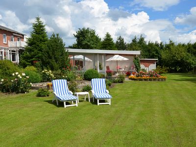 Teil des parkähnlichen Gartens mit Terrasse