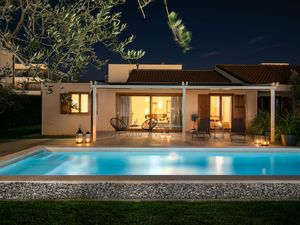 22438107-Ferienhaus-2-Novigrad-300x225-0