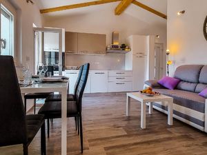 23297340-Ferienhaus-4-Novigrad-300x225-5