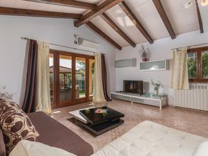 23727664-Ferienhaus-8-Novigrad-300x225-2