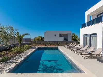 PoolOfHouse