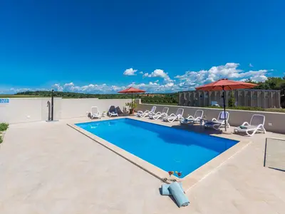 PoolOfHouse