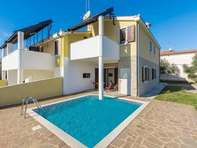 PoolOfHouse