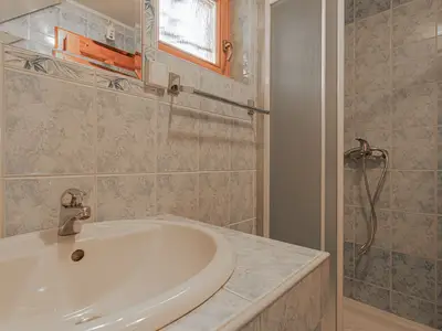 Badezimmer mit Dusche