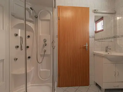 Badezimmer mit Dusche