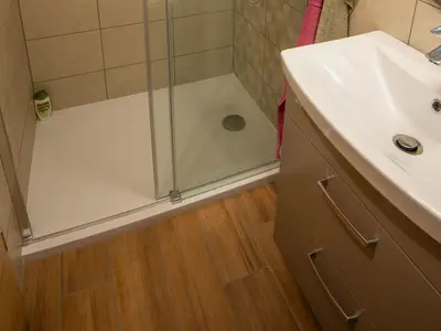 Badezimmer mit Dusche