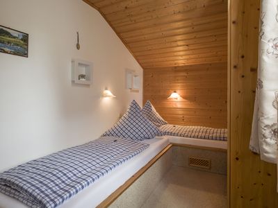 Schlafzimmer mit zwei Einzelbetten