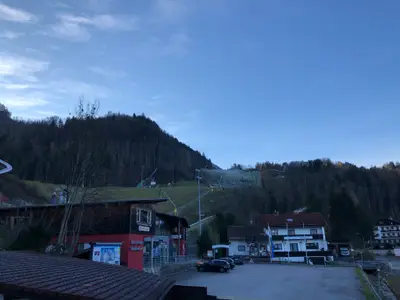 Blick zum Ski- und Freizeitgebiet Hocheck