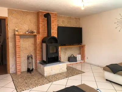 Gemütliches Wohnzimmer mit Kaminofen