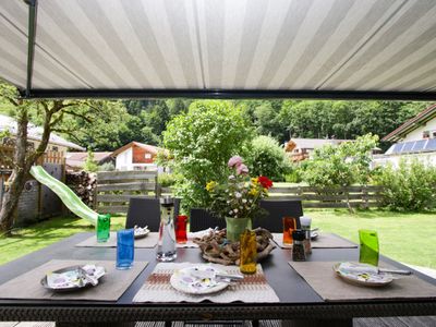 Terrasse mit Garten und Spielplatz