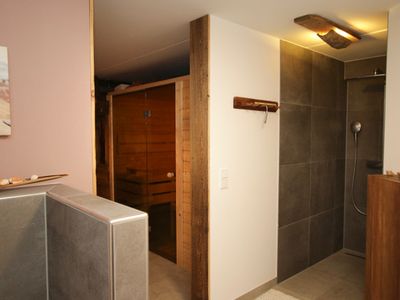 Sauna und Badezimmer 2 mit Regendusche im Untergeschoß