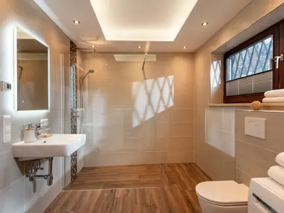 Großzügiges Tageslicht-Badezimmer mit ebenerdiger Dusche