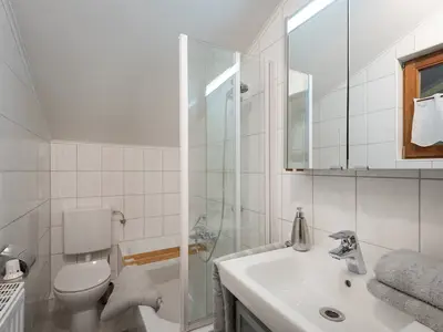 Ein Badezimmer mit Badewanne