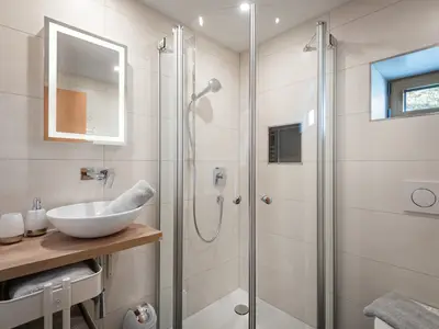 Ein Badezimmer mit Dusche