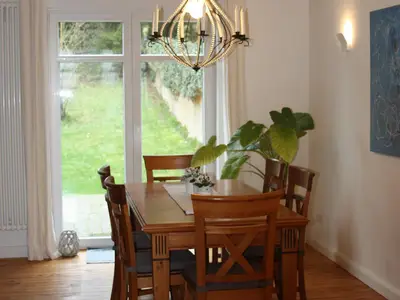Esszimmer mit Blick in den Garten