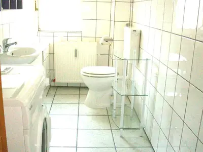 WC. Gäste-WC im Erdgeschoss mit Waschmaschine