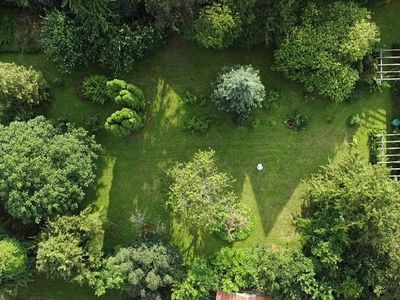 Übersicht über den großzügigen Garten