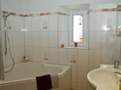 Bad mit Eckbadewanne