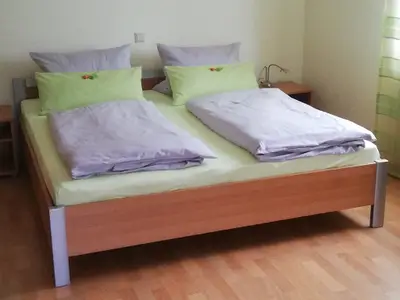 Schlafzimmer 1 mit Doppelbett im Erdgeschoss