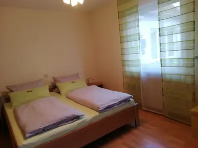 Schlafzimmer 1 mit Doppelbett im Erdgeschoss