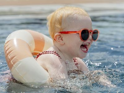 Kinderschwimmen im Pool