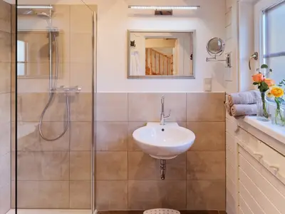 Ferienhaus Kuhstall: Badezimmer mit Dusche