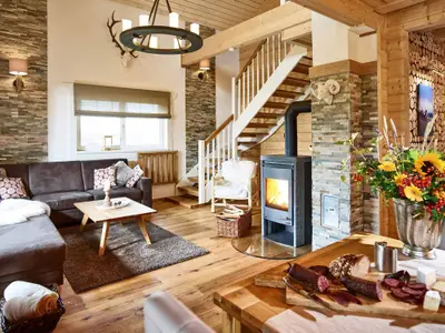 Land-/Jagd-Chalet: Wohnraum mit Esstisch