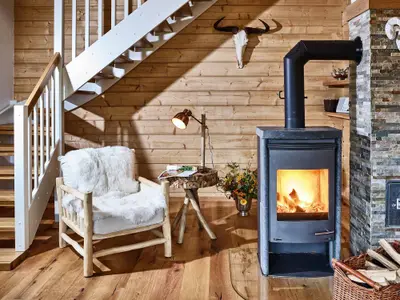 Land-/Jagd-Chalet: Leseecke mit Kamin